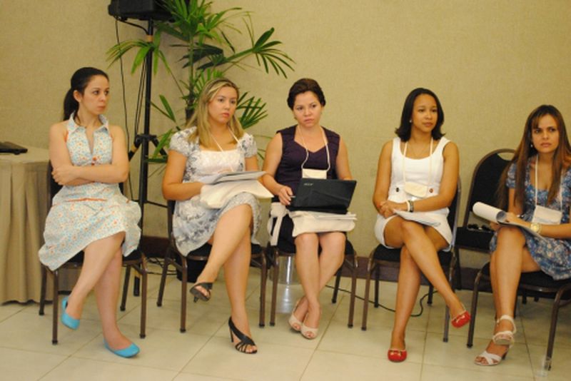 Reunião de assistentes sociais e psicólogos de Defensorias Públicas no AIDEF