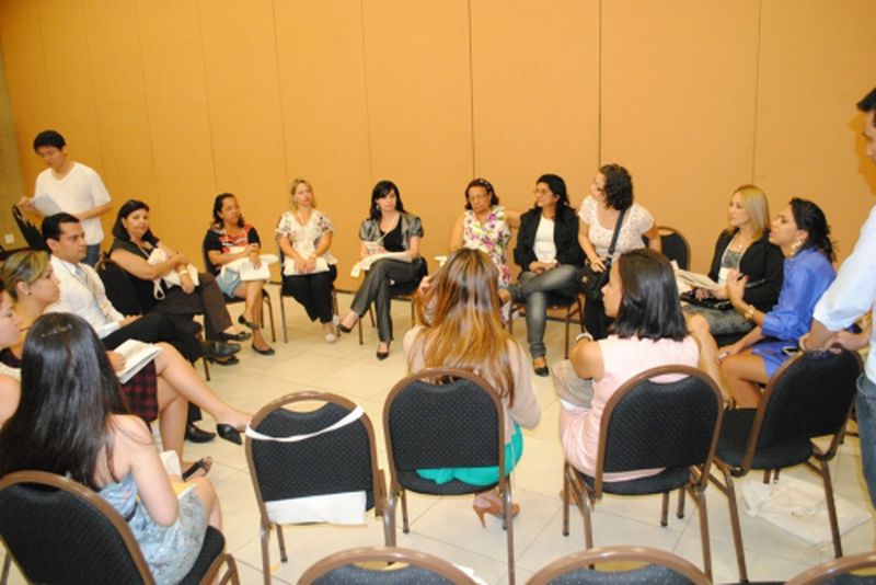 Reunião de assistentes sociais e psicólogos de Defensorias Públicas no AIDEF