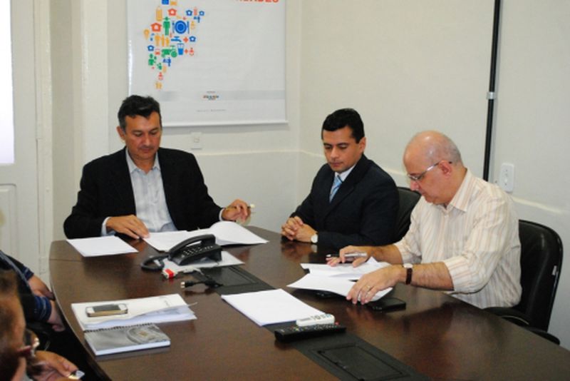 Assinatura termo de cooperação entre DPE e Sedes