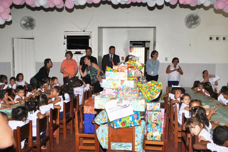 Doação de brinquedos a crianças carentes 