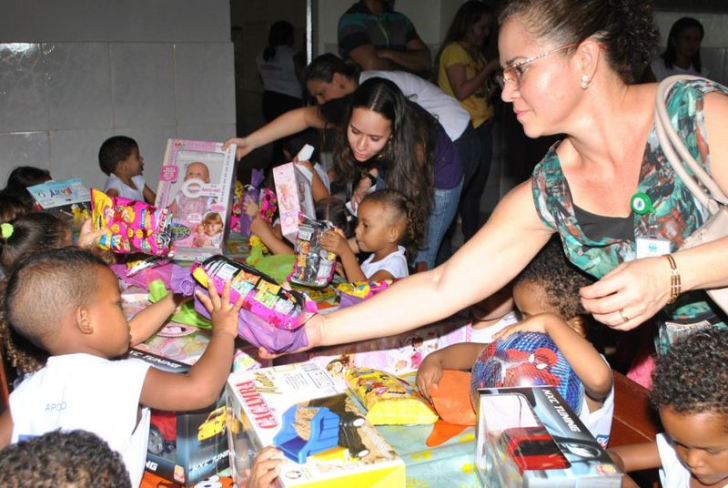 Doação de brinquedos a crianças carentes 