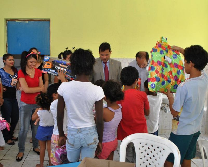 Doação de brinquedos a crianças carentes 