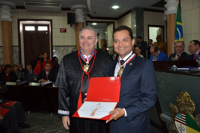 Defensor-geral é homenageado com medalha de Mérito Judiciário