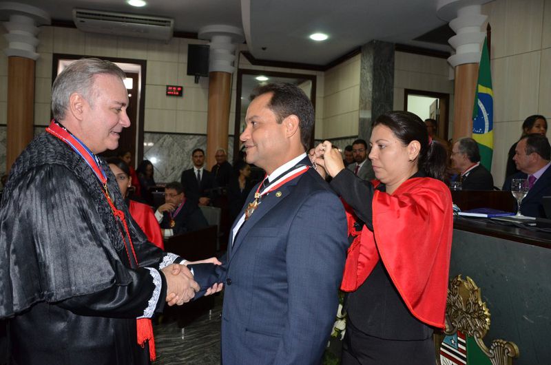 Defensor-geral é homenageado com medalha de Mérito Judiciário