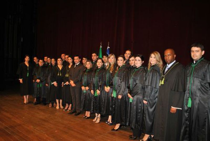 Defensores empossados durante solenidade no Teatro Arthur Azevedo 