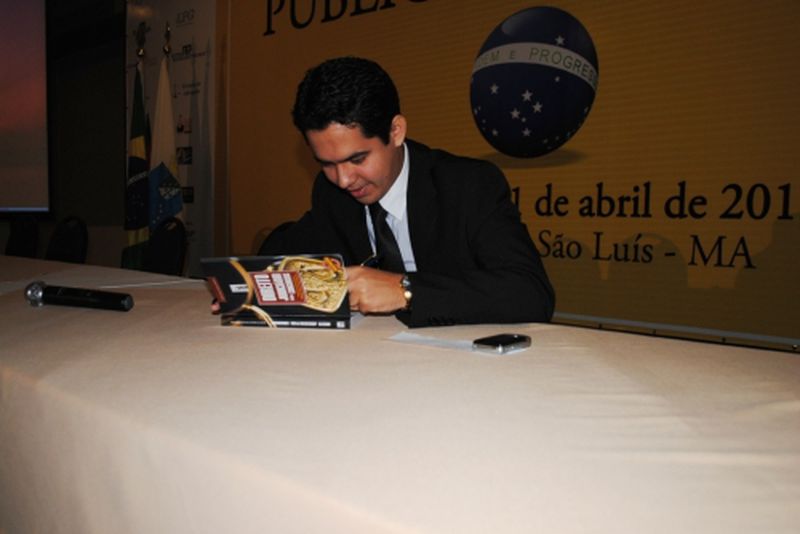 Defensor público lança livro sobre Direito Judiciário